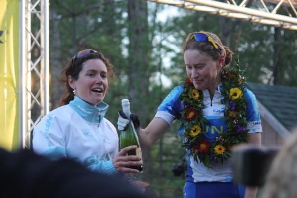 Alison Dunlap (Luna) and Kelli Emmett (Giant) on the podium