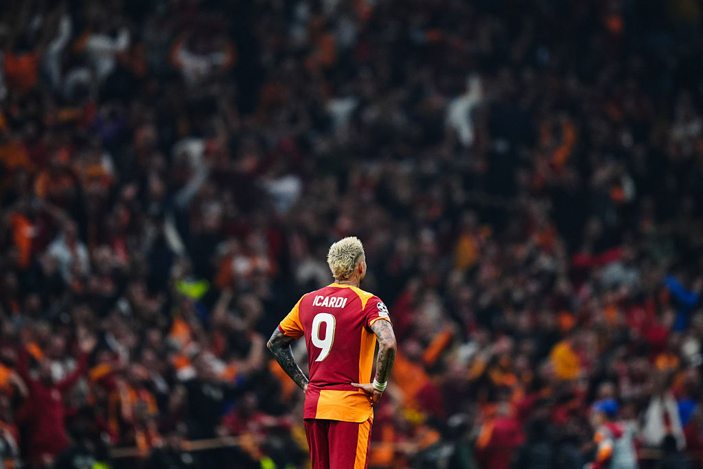 Mauro Icardi stands alone with his back to the camera during Galatasaray&#039;s 1-0 win over Liverpool