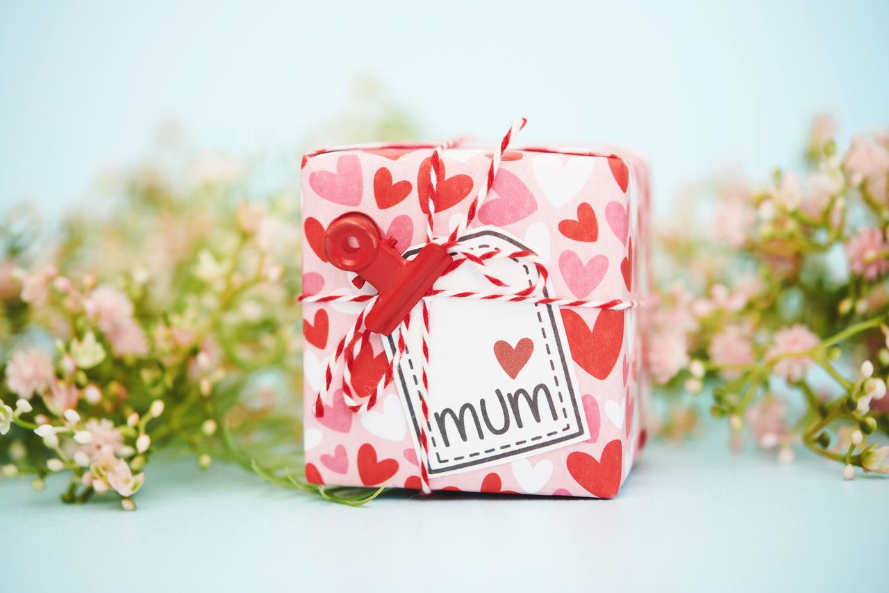 Gift wrapped gift box for mum for Mother&#039;s Day or birthday with bunch of pink flowers