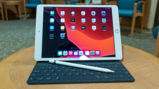 iPad 2020 med tastatur og pen