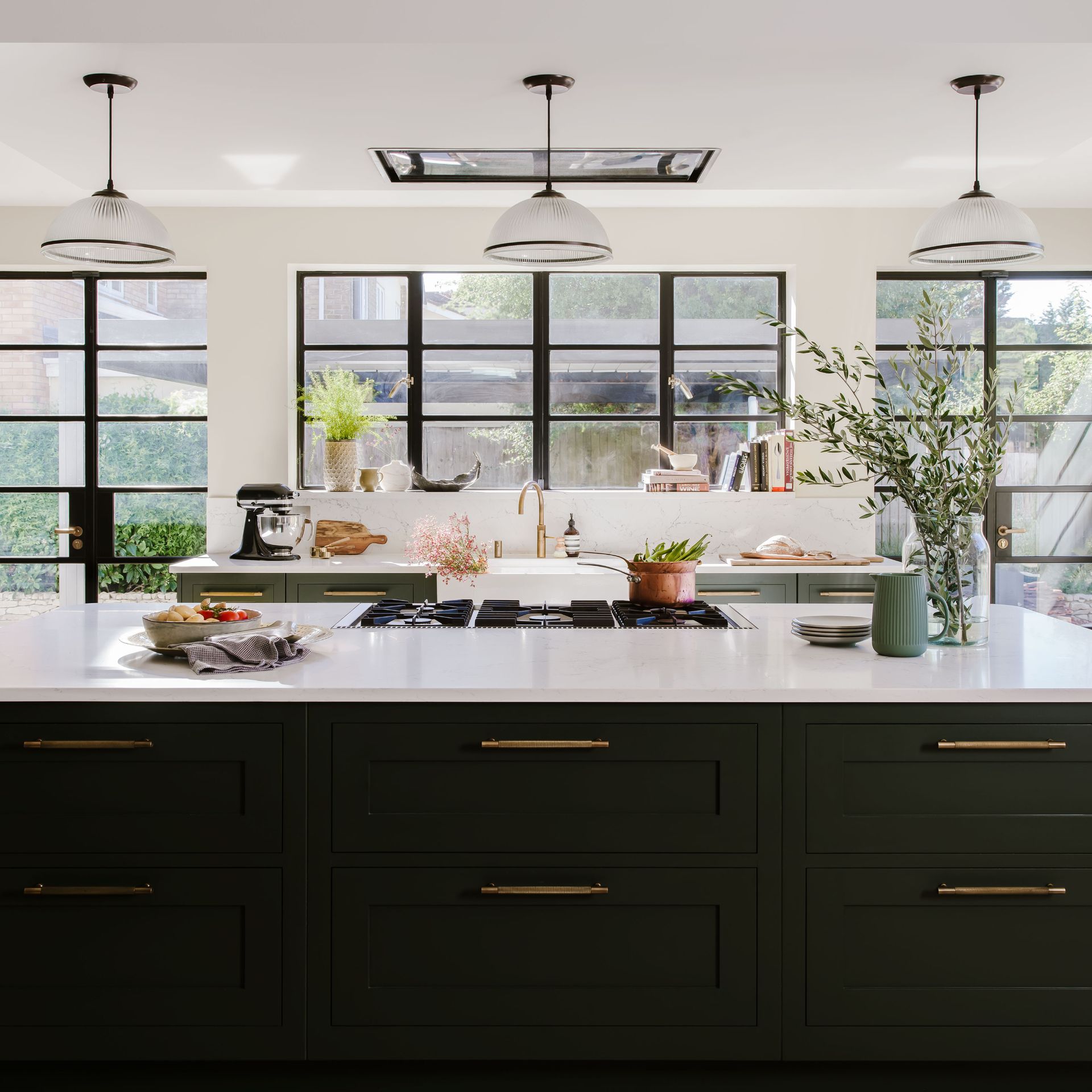 Should my kitchen island have a hob? the key things to consider | Ideal ...