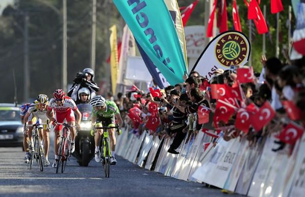 Giovanni Visconti (ISD - Neri) checks the position of his fellow escapees in the final sprint.