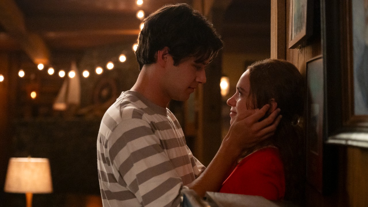 सॅमने पर्सीचा चेहरा धरला आणि ते एकमेकांकडे पाहतात.