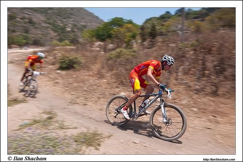 Inaki Lejarreta Errasti (Spain) leads compatriot Jose Antonio Hermida