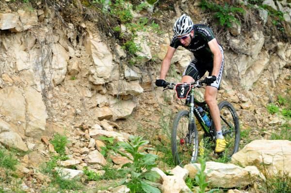Jeremiah Bishop (Cannondale) gives his Lefty a workout while leading on the downhill.