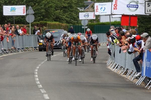 Annemiek Van Vleuten (Nederland Bloeit) sprints to victory ahead of Sara Mustonen (Hitec Products) and Elizabeth Armitstead (Cervelo Test Team). Van Vleuten retained the race lead overall.
