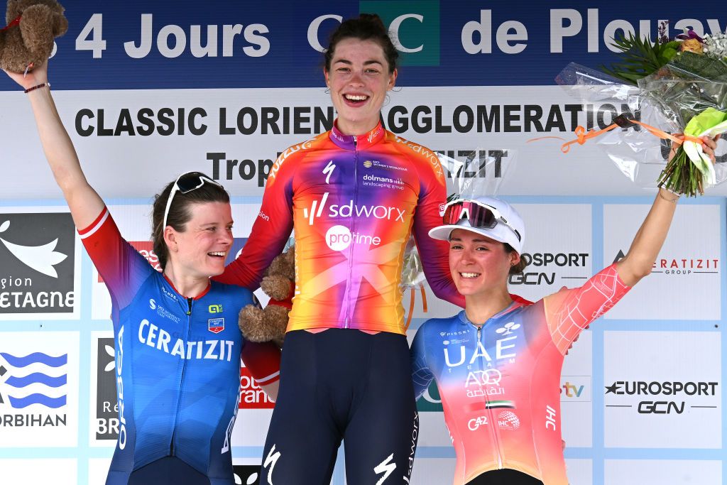 Classic Lorient Agglom&eacute;ration podium (l-r): second place Marta Lach (Ceratizit-WNT), winner Mischa Bredewold (SD Worx) and third place Sofia Bertizzolo (UAE Team ADQ)