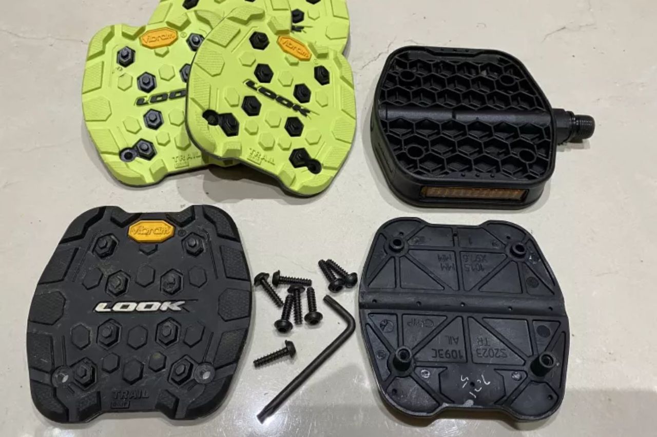 Image shows the Look Trail Grip flat pedals mounted on a bike.