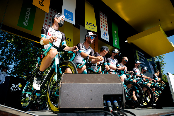 LE CREUSOT FRANCE JULY 02 Luke Durbridge of Australia Christopher JuulJensen of Denmark Luka Mezgec of Slovenia Simon Yates of The United Kingdom Esteban Chaves of Colombia Michael Matthews of Australia Amund Grndahl Jansen of Norway Lucas Hamilton of Australia and Team BikeExchange at start during the 108th Tour de France 2021 Stage 7 a 2491km km stage from Vierzon to Le Creusot 369m Team Presentation LeTour TDF2021 on July 02 2021 in Le Creusot France Photo by Chris GraythenGetty Images
