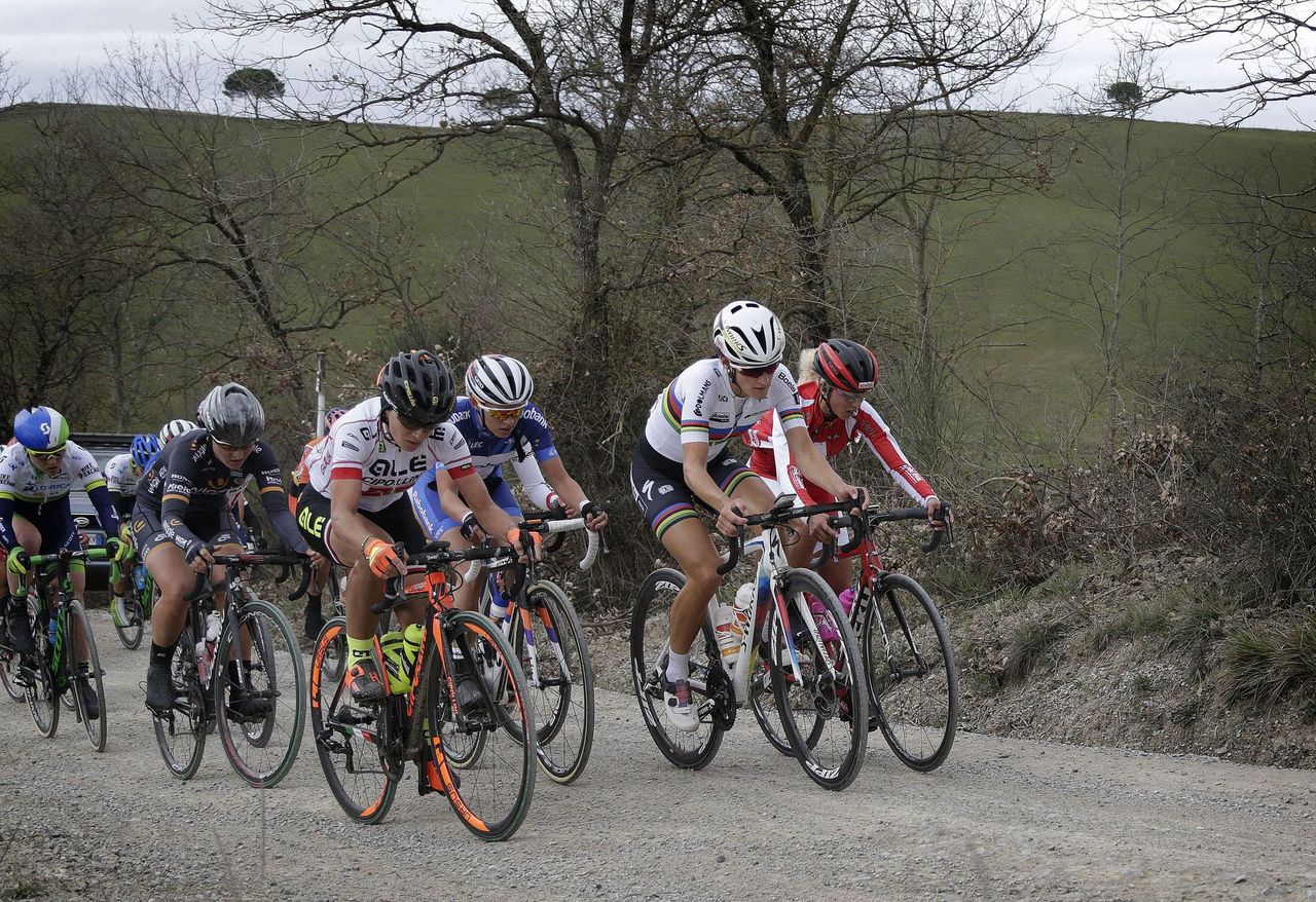 Lizzie Armitstead (Boels-Dolmans) in the lead group in Strade Bianche