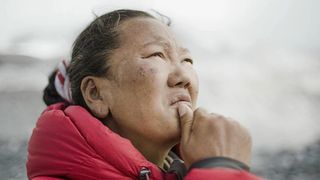 Beste Netflix-dokumentarer: Lhakpa Sherpa skuer mot noe i Netflix-dokumentaren Lhakpa Sherpa – Dronningen av Mount Everest.