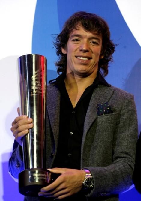 Ribgoberto Uran with his prize