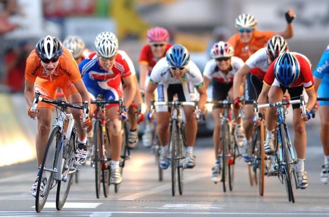 Marianne Vos (Netherlands) beats Trixi Worrack (Germany) to the 2006 Wolds title