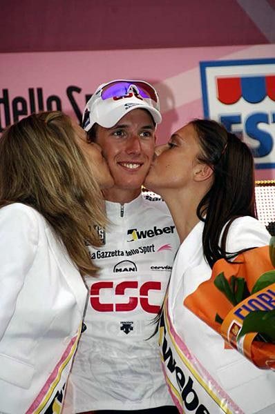 Bianca kisses for young rider Andy Schleck (Team CSC).