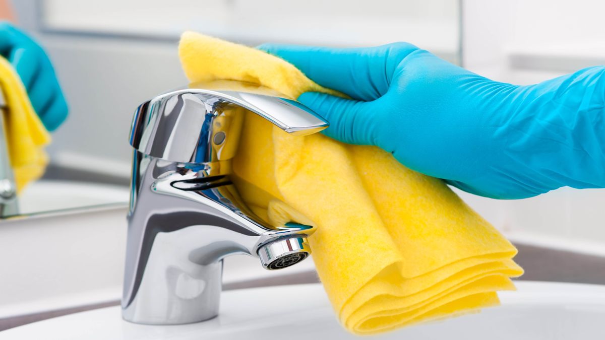 Cleaning bathroom taps