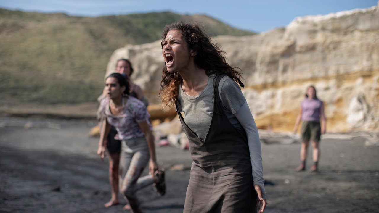 Una niña grita pidiendo ayuda mientras está de pie en una playa en The Wilds temporada 1 en Prime Video