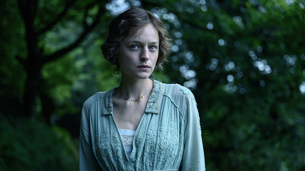 Emma Corrin elokuvassa Lady Chatterley's Lover