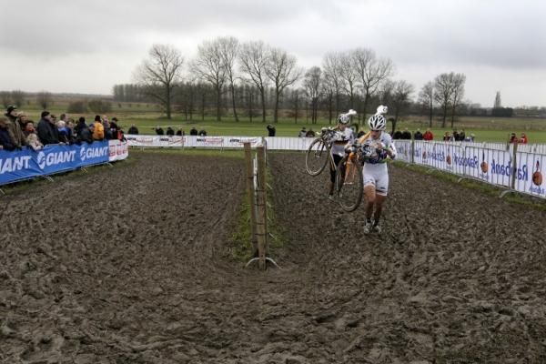 Marianne Vos and Hanka Kupfernagel in the Hoogerheide mud