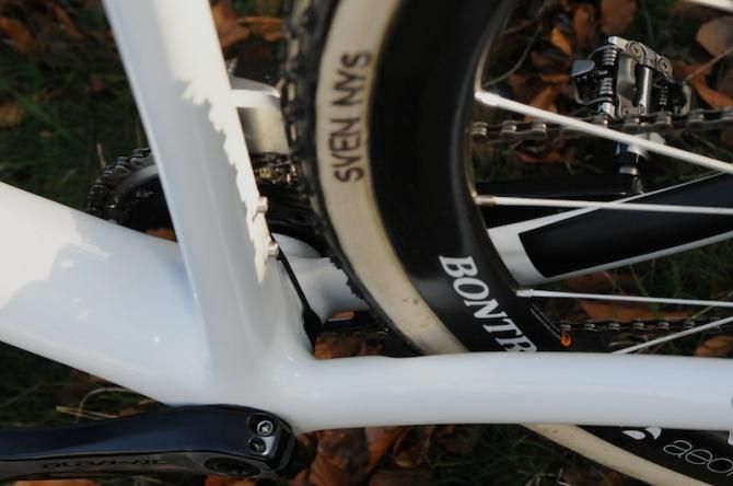 There's no bridge, or shelf behind the bottom bracket, whose 90mm width keeps the chain stays well apart