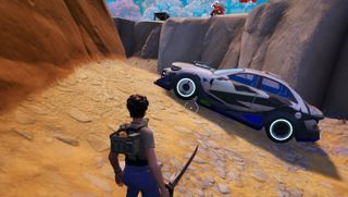 Fortnite - Un giocatore si trova di fronte a un'auto blu e bianca Nitro Drift