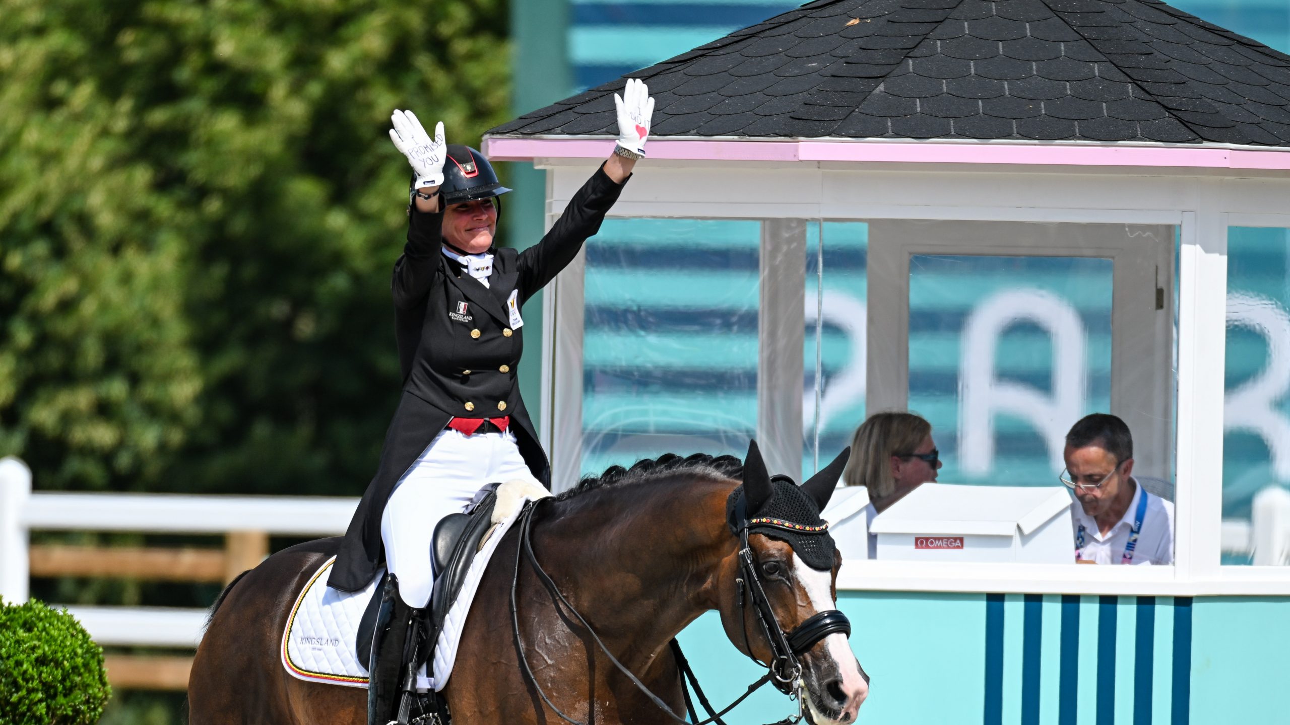 Larissa Pauluis sends her late husband a message on her hands at the Paris Olympics.