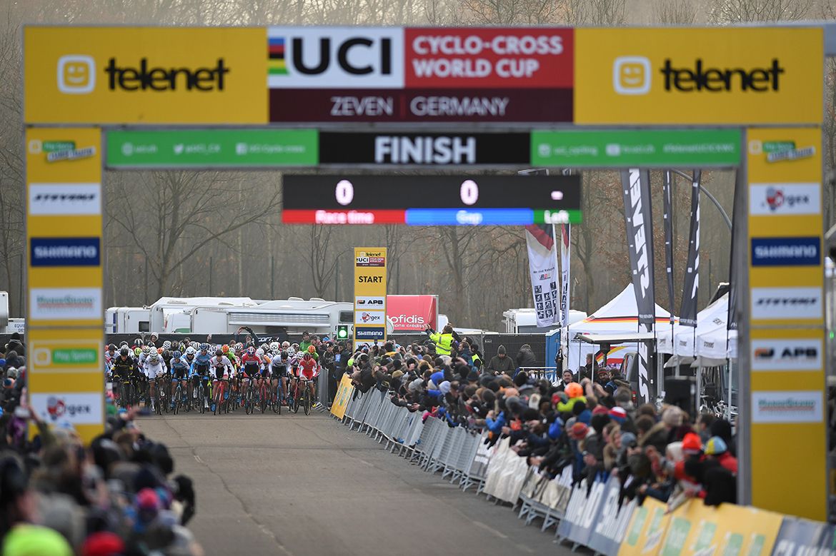 The bunch get going