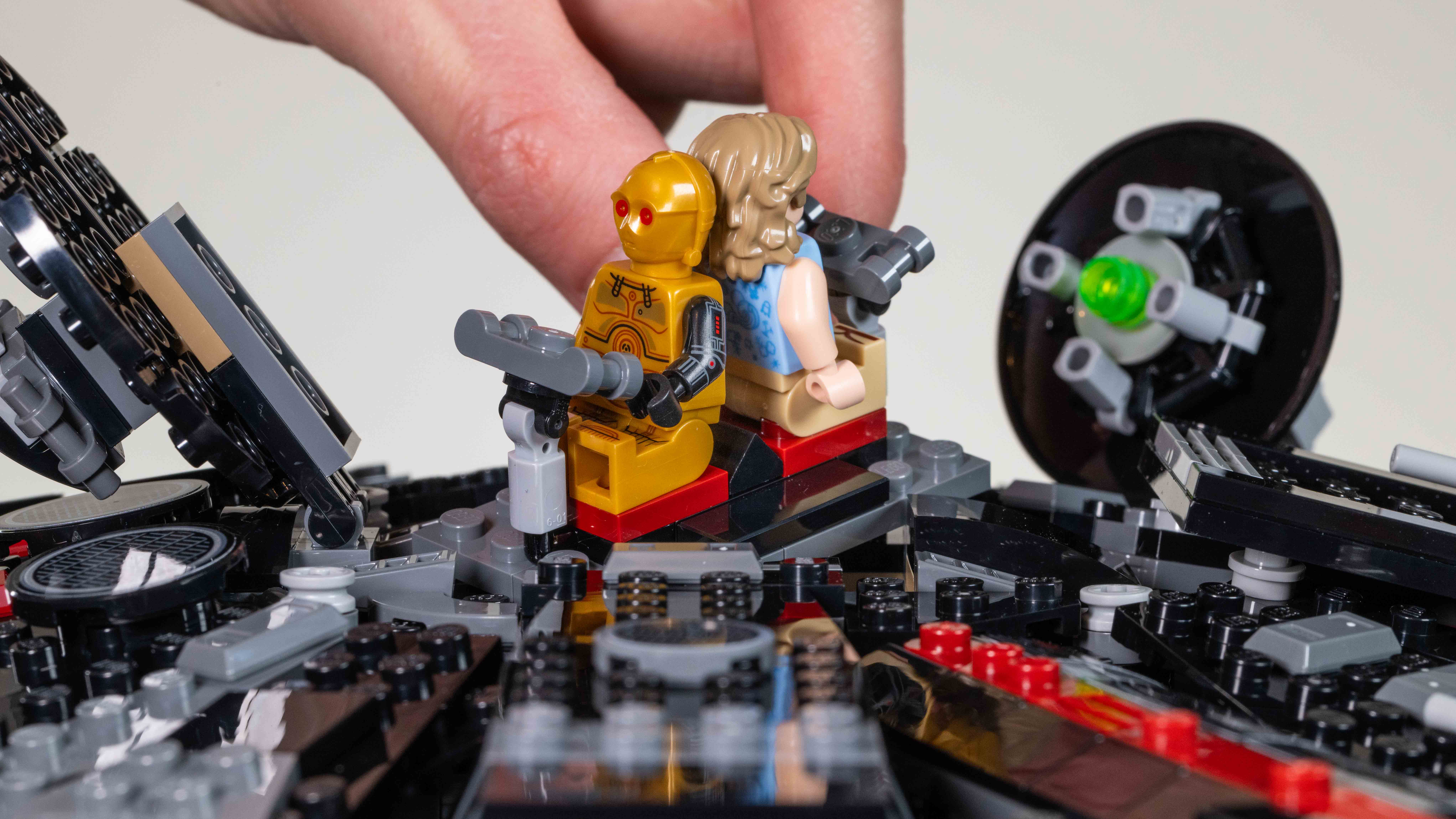 Lego Star Wars The Dark Falcon (75389) Luke and C-3PO in gun turret