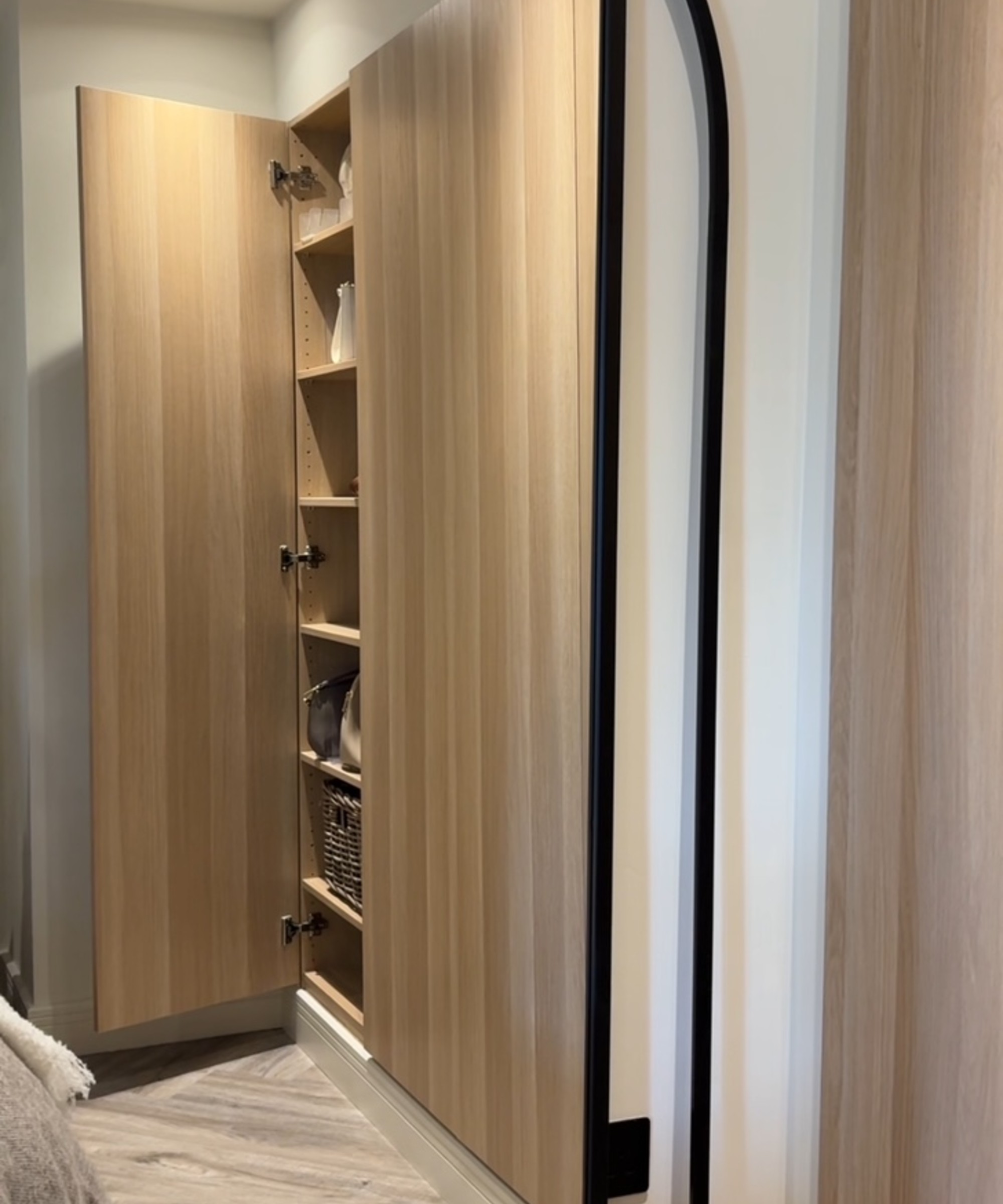 Ikea Pax se transformó en armarios incorporados en un dormitorio