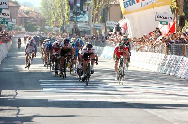 World champion Mark Cavendish (Sky) holds off the charge of Matt Goss (Orica-GreenEdge) to win stage 5.