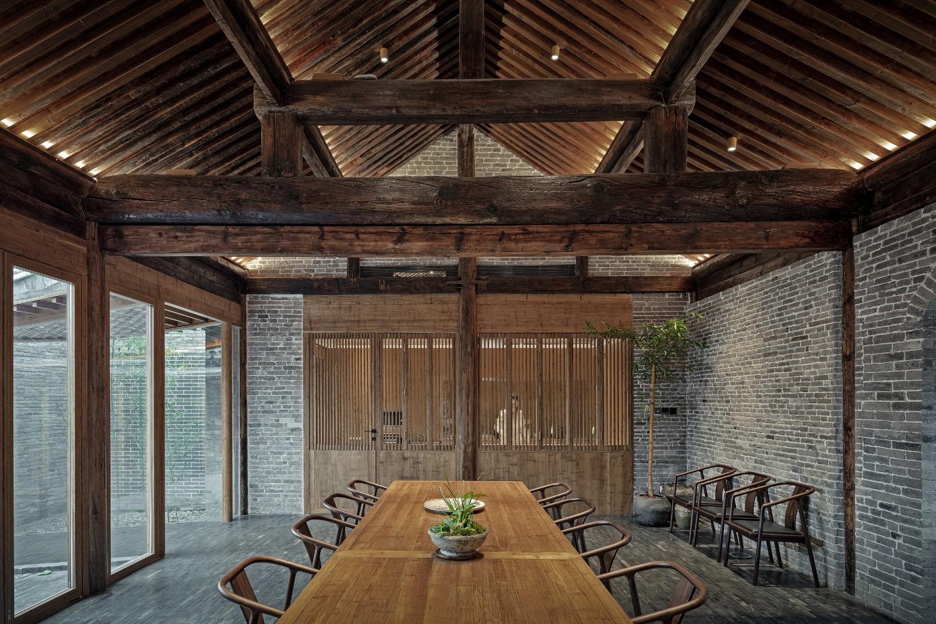 Qishe courtyard dining room