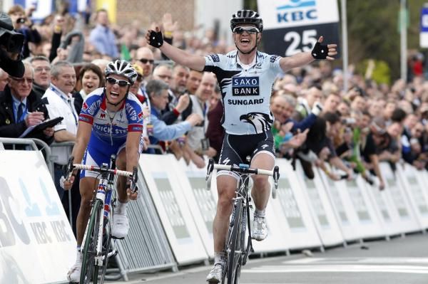 Nick Nuyens (Saxo Bank-SunGard) celebrates and Chavanel despairs