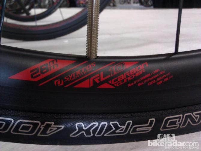 The Addict-SL features Syncros RL1.0 wheels - 28mm carbon clinchers on DT Swiss 240s hubs