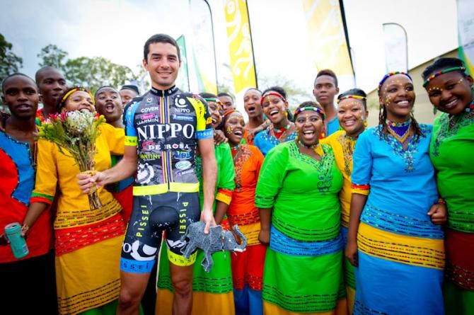 stage winner Mauro Richeze (Team NIPPO - De Rosa) with local chorus group known as the 'Mzansi youth choir'.