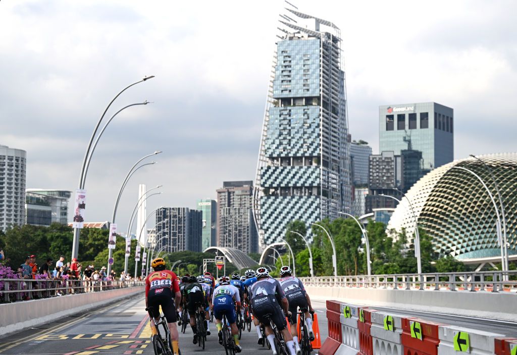 SINGAPORE SINGAPORE NOVEMBER 10 A general view of the peloton competing during the 3rd Tour de France Prudential Singapore 2024 Criterium a 575km one day race from Singapore to Singapore on November 10 2024 in Singapore Photo by Tim de WaeleGetty Images