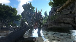 les meilleurs jeux de survie : le joueur attaque à la première personne un dinosaure à l'aide d'une lance