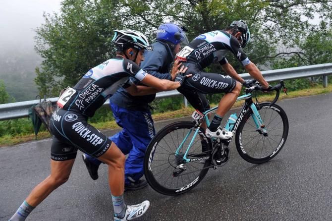 Pieter Serry gives Rigoberto Uran (Omega Pharma-Quick Step) a push after a mechanical