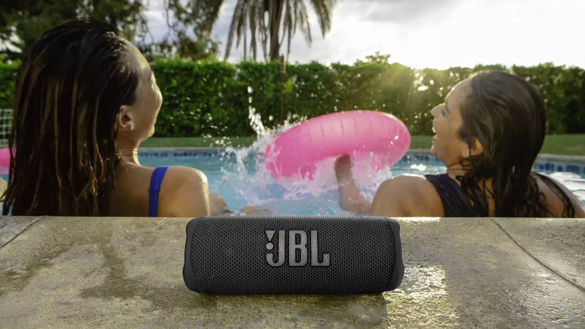 JBL Flip 6 waterproof pool promo pic