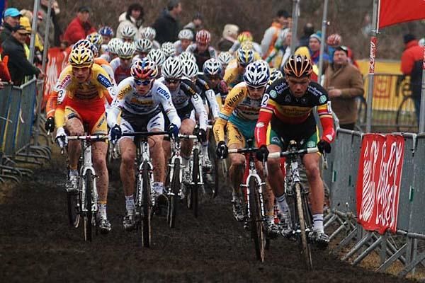 Sven Nys (Landbouwkrediet Colnago), Zdenek Stybar (Telenet Fidea) and Klaas Vantornout (Sunweb Projob) lead the field.