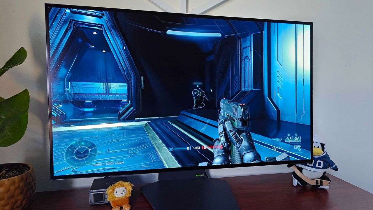 LG UltraGear 32GS95UE-B with Halo Infinite multiplayer gameplay on screen