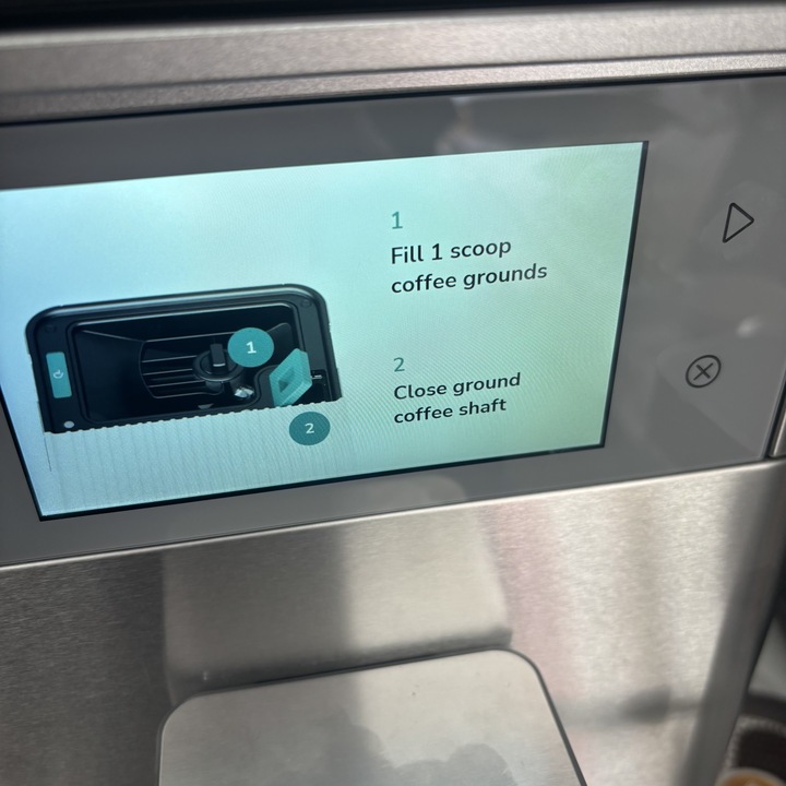 The onscreen instructions of the KitchenAid Fully Automatic Espresso Machine KF8.