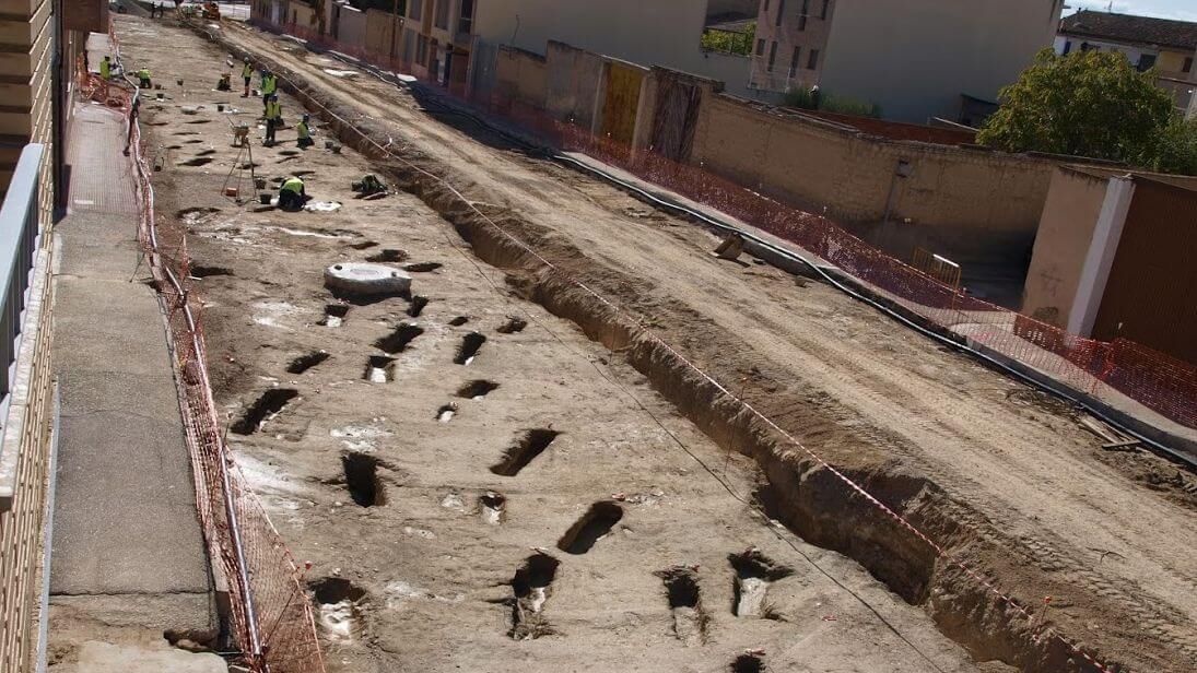 The latest excavations at Tauste focused on a single road known to pass through the ancient Islamic necropolis. The remains of 433 people were unearthed there who had been buried according to Muslim funeral rituals.