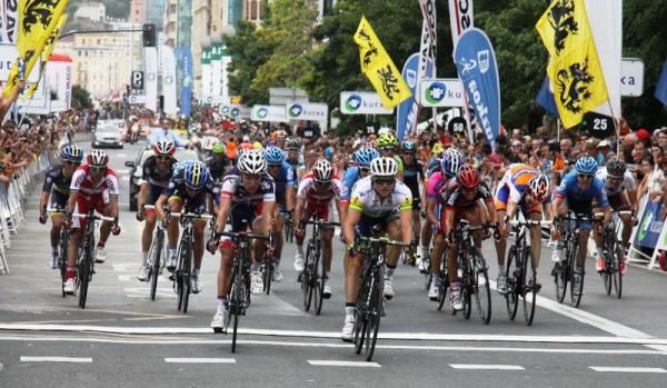 The main peloton crosses the line at the 2012 Clasica de San Sebastian