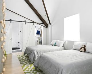 Shared bedroom ideas: White kids bedroom with barn doors by Linc Thelen Design and Scrafano Architects