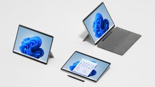 La nueva Surface Pro 8 colocada de varias formas.