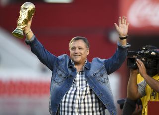 Argentina's 1978 World Cup-winning winger Daniel Bertoni returns to former club Independiente with a replica of the trophy in 2020.