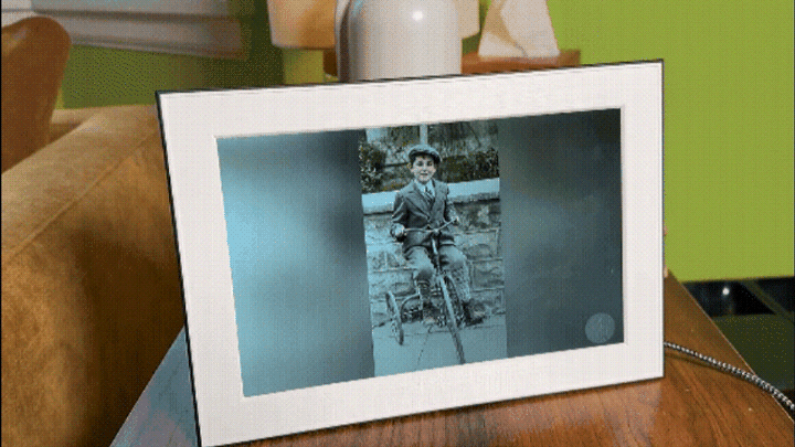 قاب جادویی Homture روی میز کناری