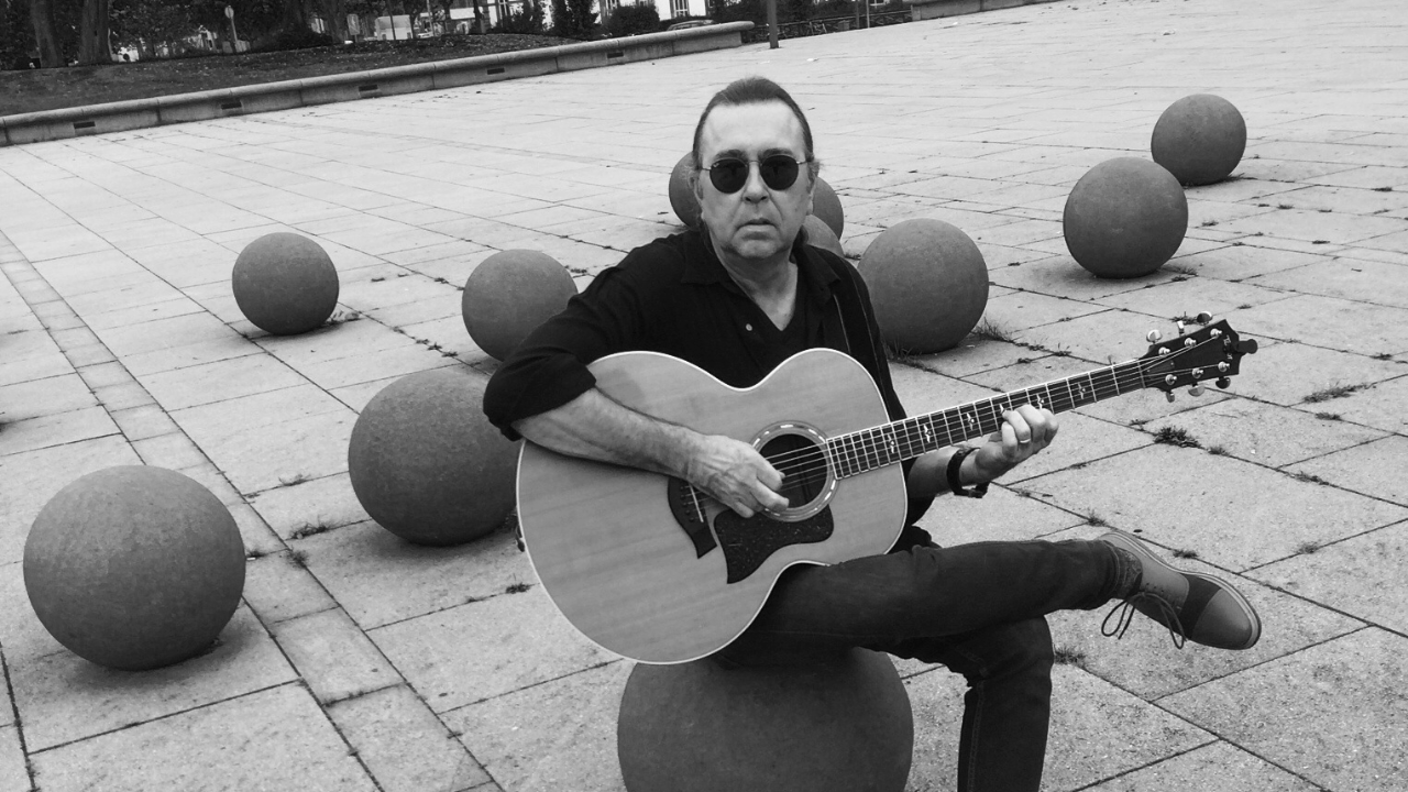 David Surkamp had fronted the US melodic progressive rock band Pavlov's Dog since 1972