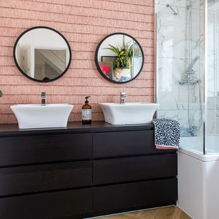 bathroom with white washbasin and mirror on wall