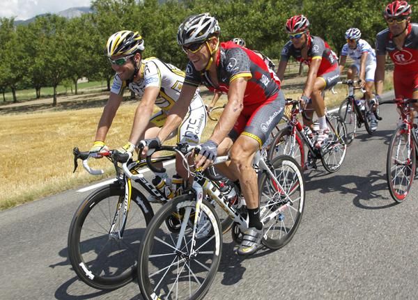 Mark Cavendish (HTC-Columbia) and Lance Armstrong (Radioshack) talk