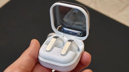 Hands-on with the Galaxy Buds 4 Pro